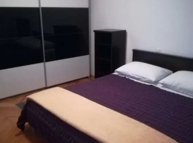 Tony Apartment Split
