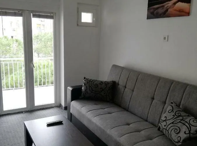 Tony Apartment Split