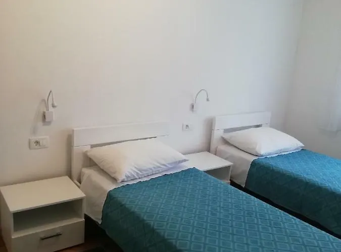 Tony Apartment Split